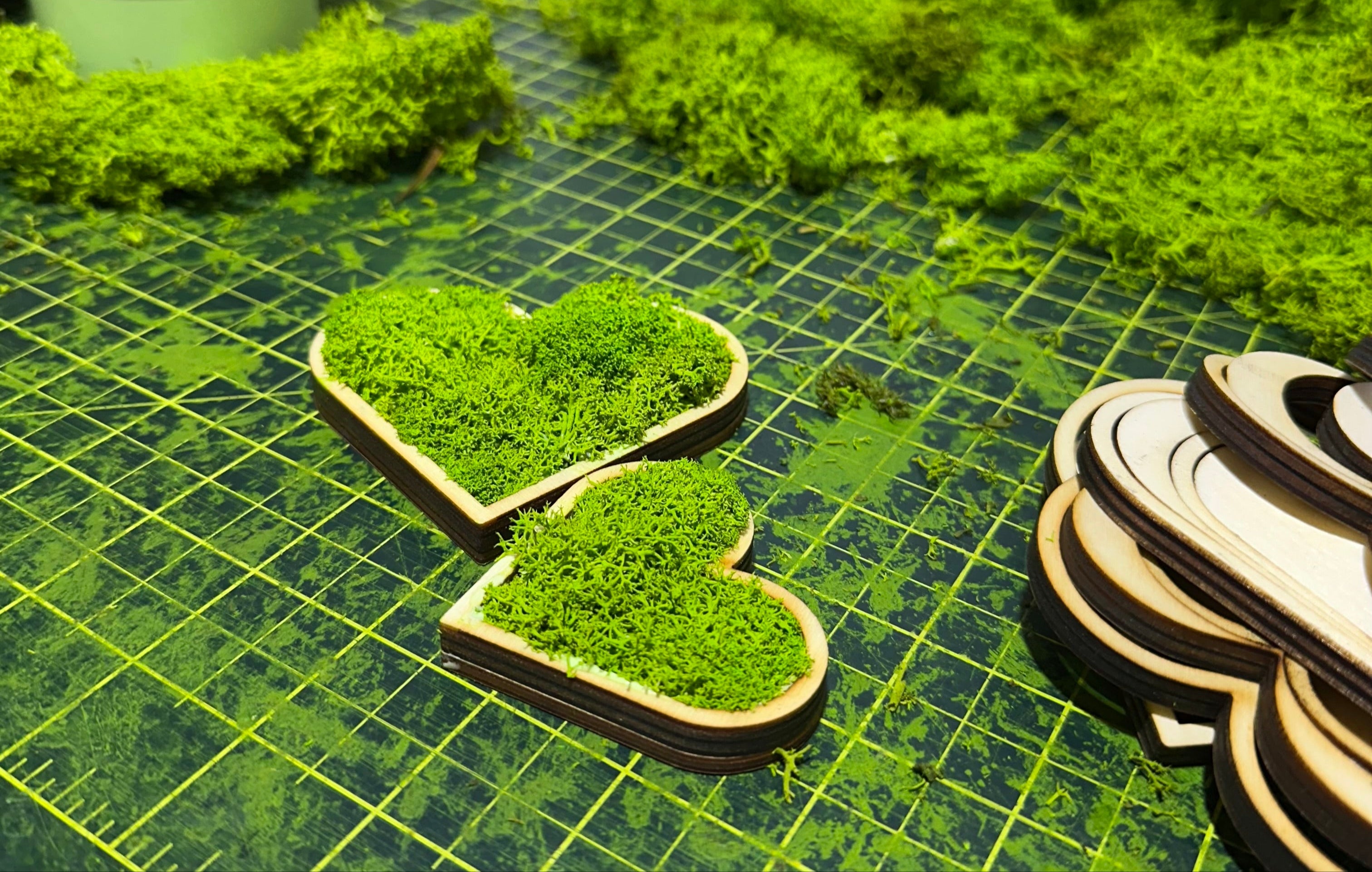 Moosbuchstabe Moossymbol Herz aus echtem Moos, selbstklebend auf Holzbasis, handgemacht herstellunsprozess – Wanddeko, pflegefrei